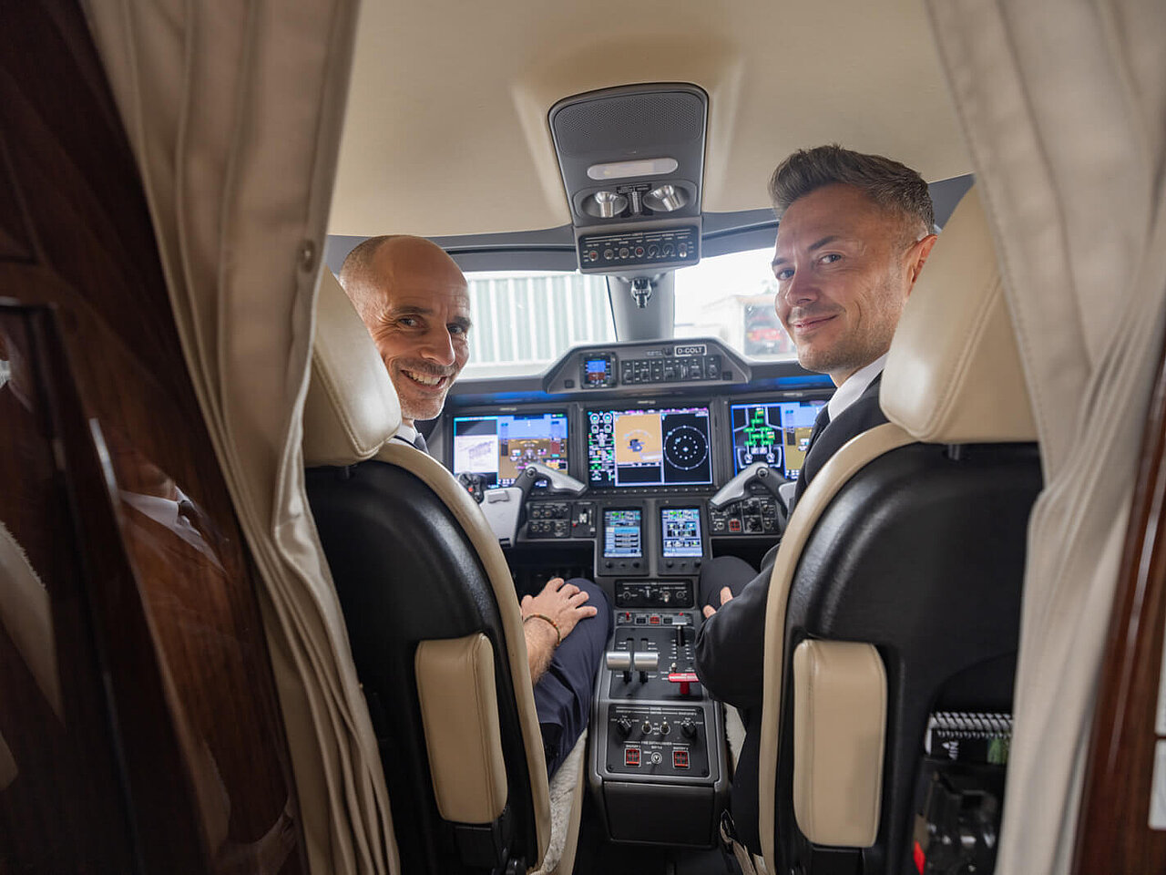 Das Bild zeigt das Cockpit eines Flugzeuges am Flughafen Hof-Plauen mit 2 Flugzeugpiloten