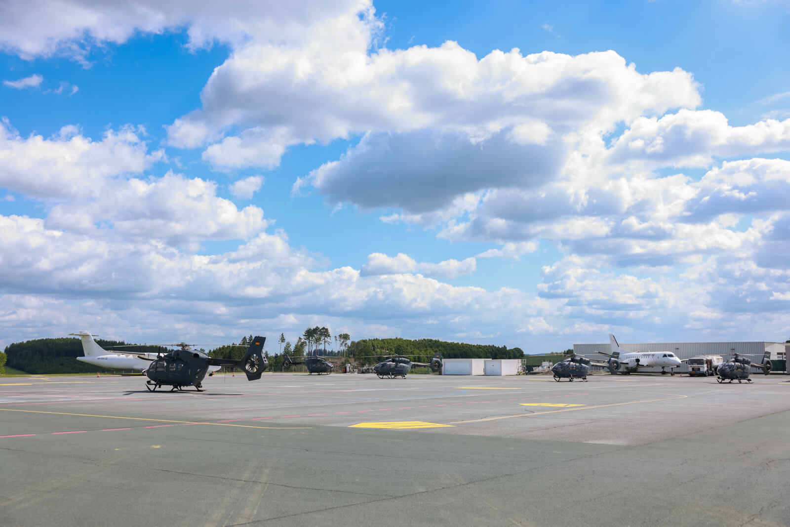 Das Bild zeigt den Flughafen Hof-Plauen mit 3 Hubschraubern